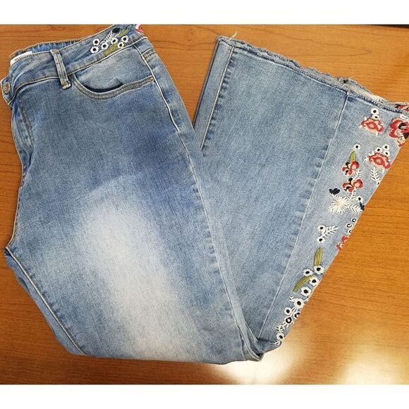 Th.Creasa flower embroidered jeans. - Picture 4 of 10